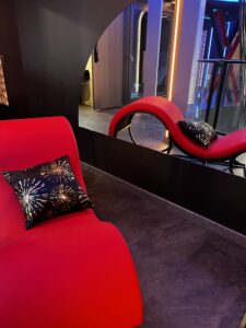 Espace coquin Narbonne avec balcon panoramique et équipements pour couples